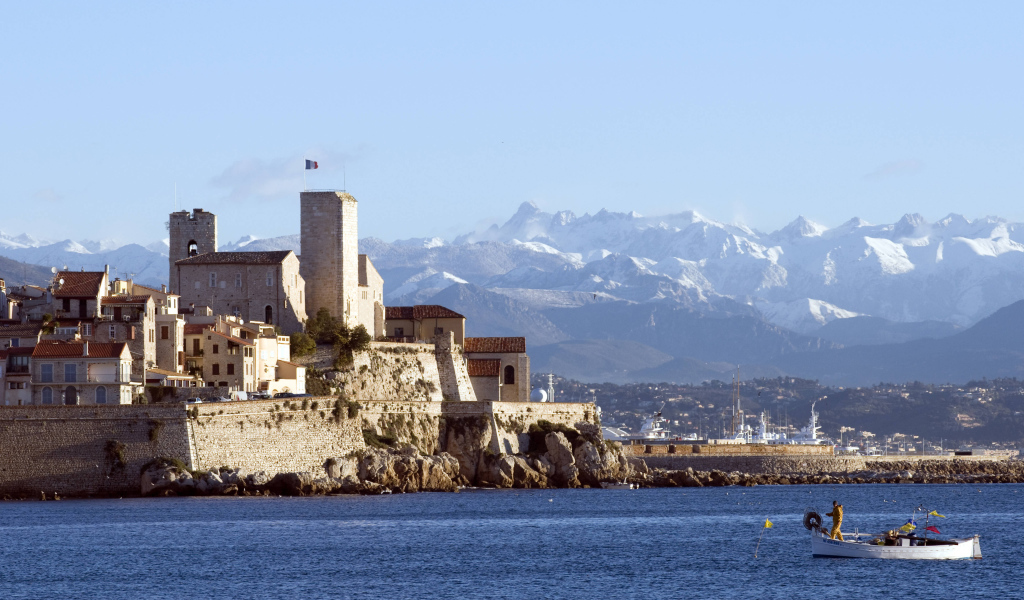 Замок на фоне гор на курорте Антибы, Франция