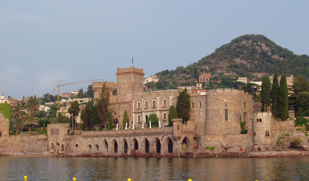 Замок на побережье на курорте Манделье ля Напуль, Франция