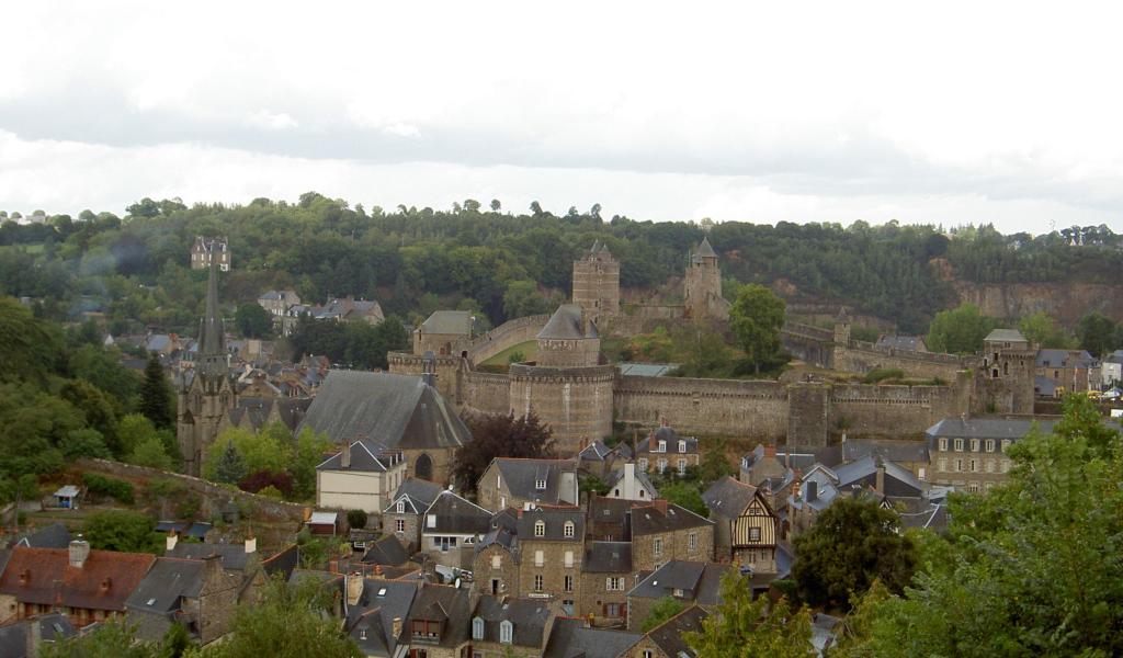 Крепость на холме в Бретань, Франция