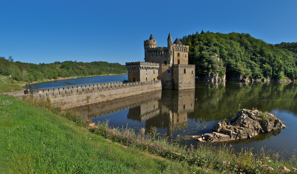 Замок на реке в Луаре, Франция