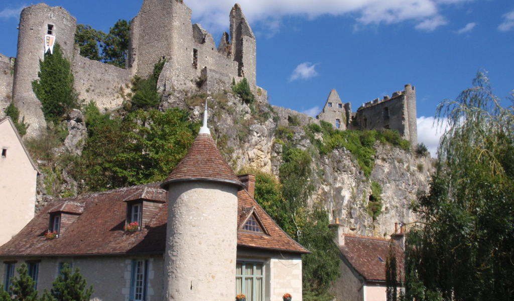 Руины замка в городе Виши, Франция