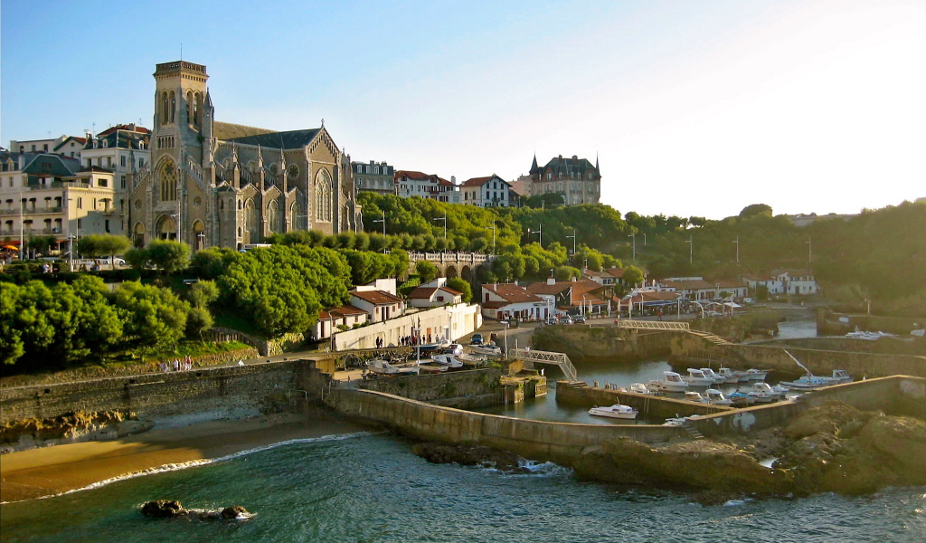 Собор у берега на курорте Биарриц, Франция