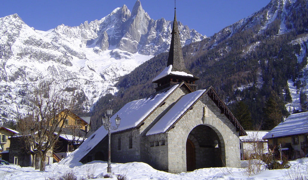Церковь на курорте Шамони, Франция