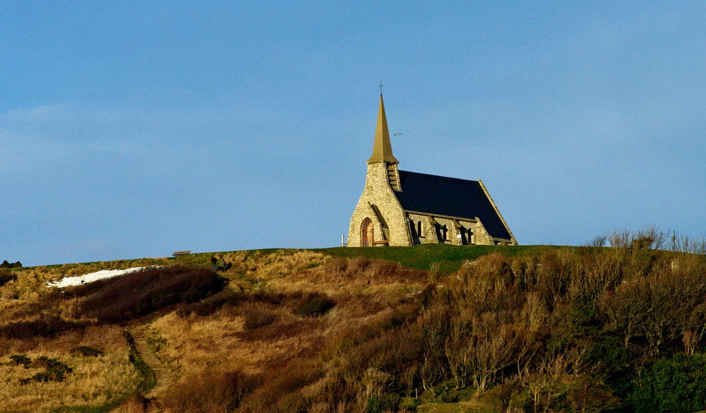Церковь среди лугов в Нормандии, Франция