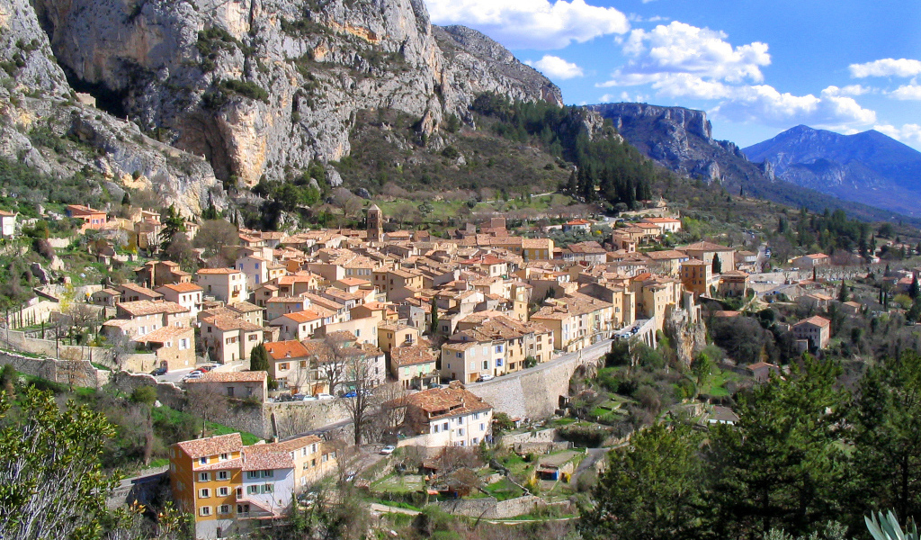 Город у подножия скалы в Провансе, Франция