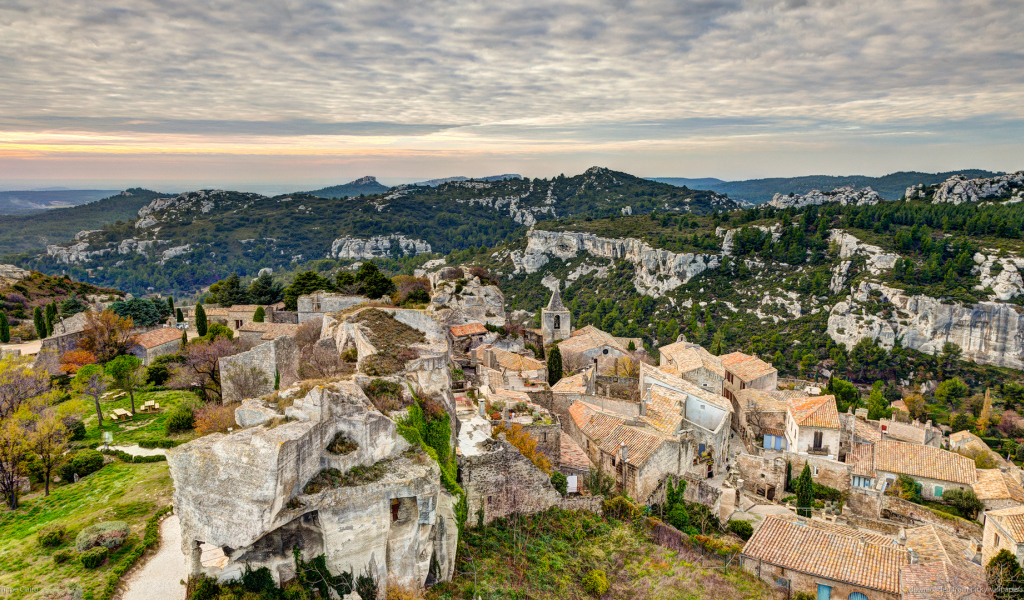 Город среди скал в Провансе, Франция