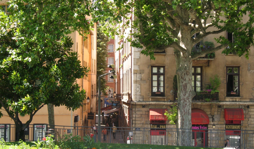 Городская улица в городе Лион, Франция