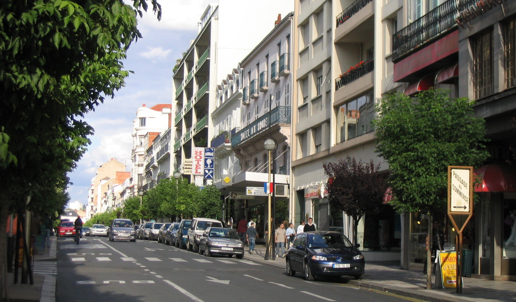 Городская улица в городе Виши, Франция