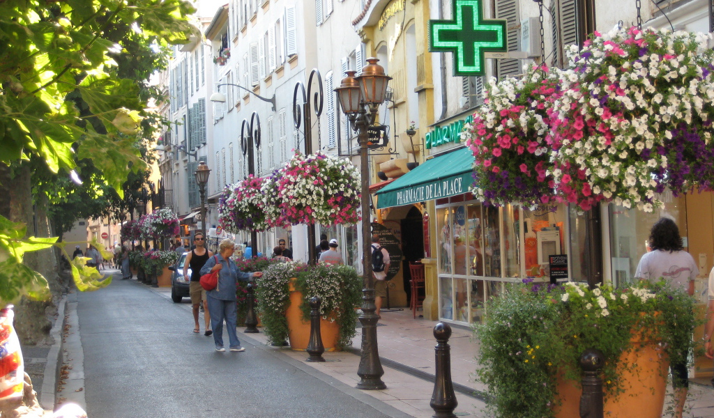 Городская улица на курорте Антибы, Франция