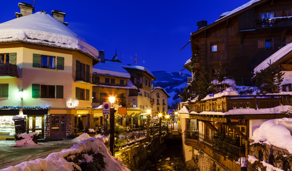 Городская улица на горнолыжном курорте Межев, Франция