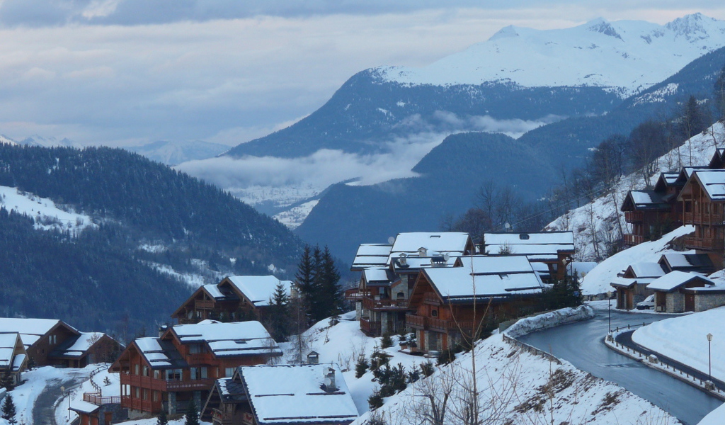 Городская улица на горнолыжном курорте Мерибель, Франция