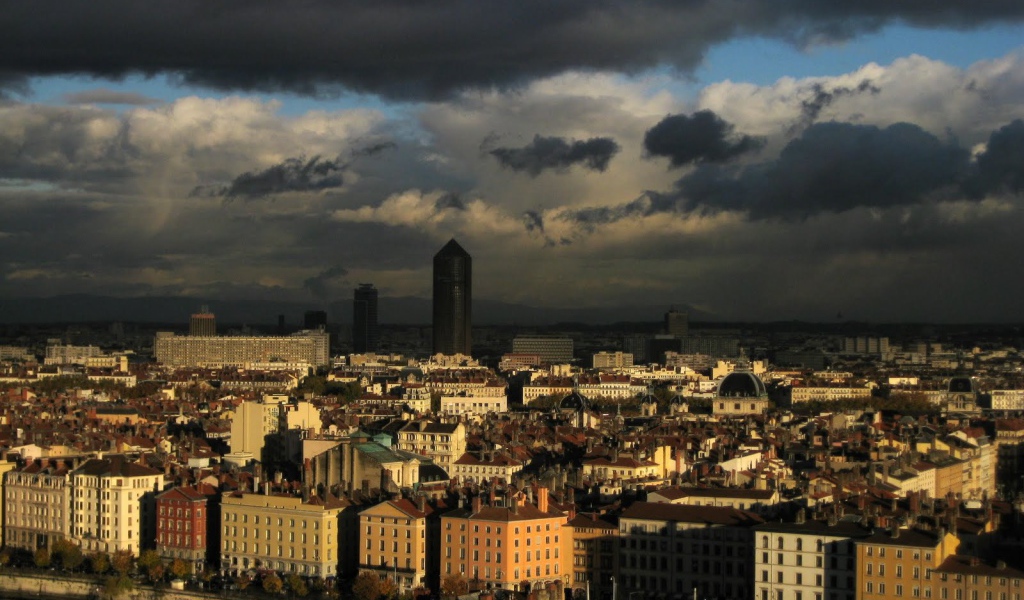 Облака над городом Лион, Франция