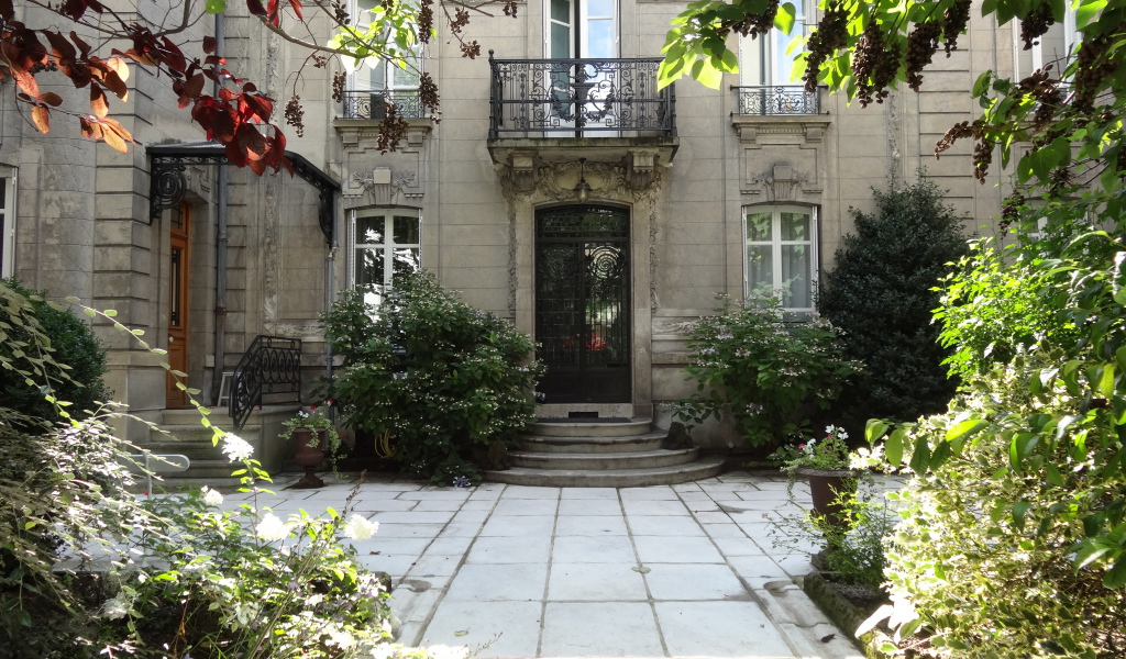 Уютный двор в городе Виши, Франция