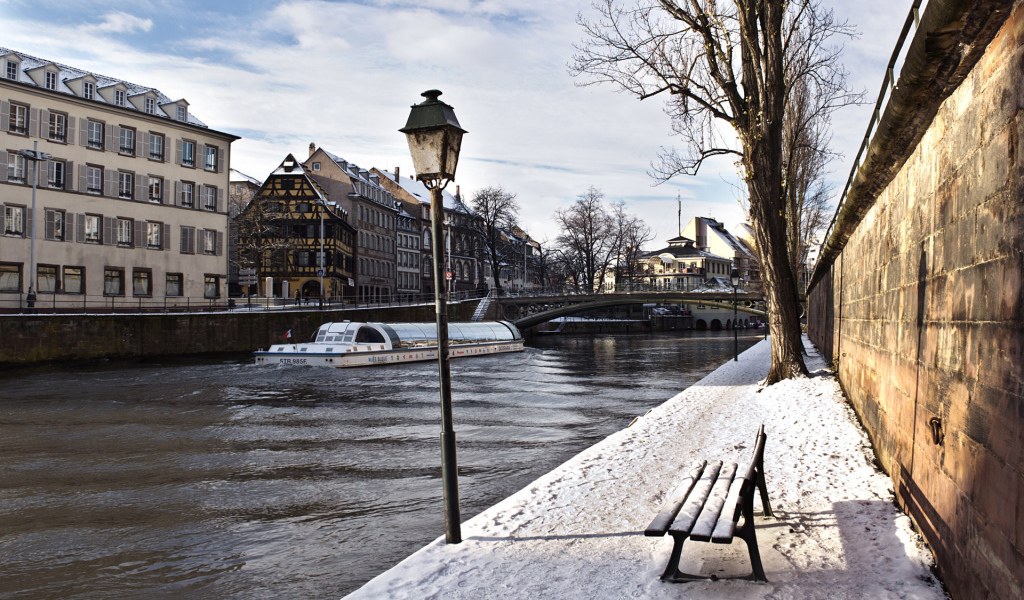 Набережная в городе Страсбург, Франция