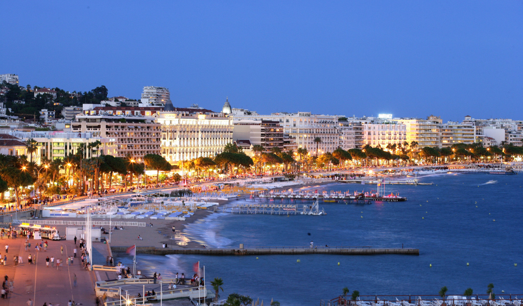 Вечерние огни в Каннах, Франция