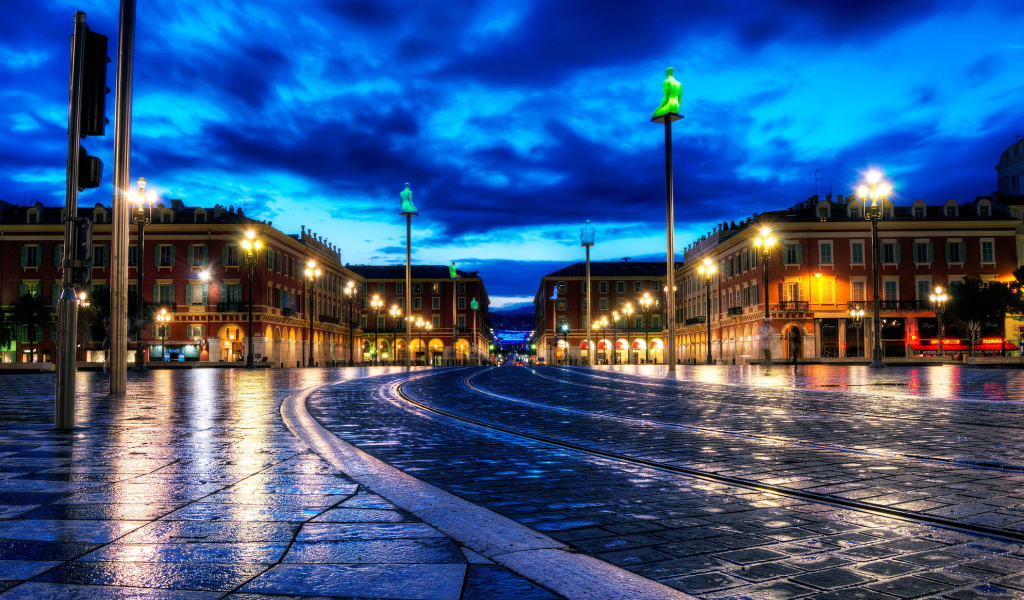 Вечерние огни в городе Ницца, Франция