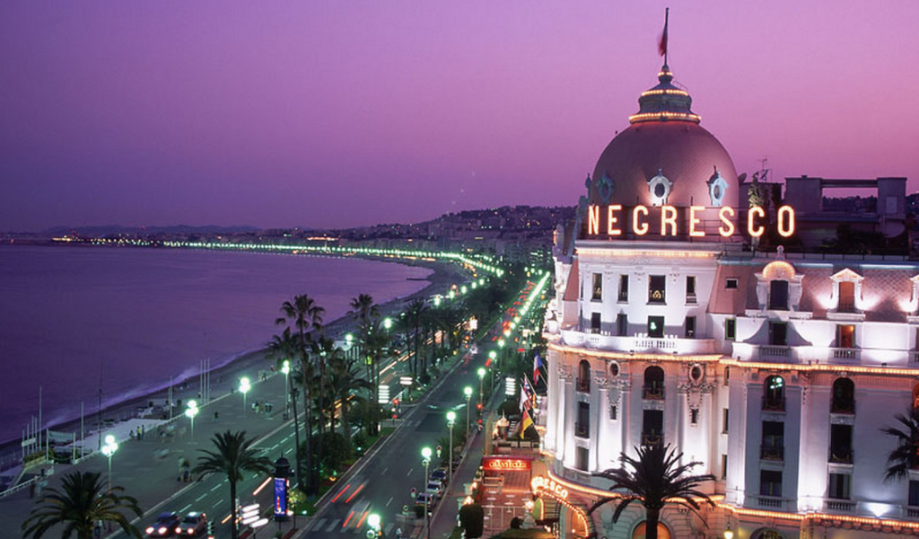 Вечер на набережной в городе Ницца, Франция