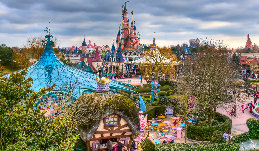 Сказочные постройки в Диснейленде, Франция