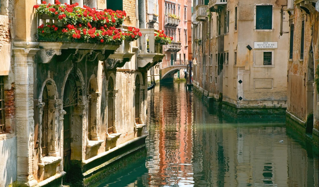 Цветы на балконе в городе Аннеси, Франция