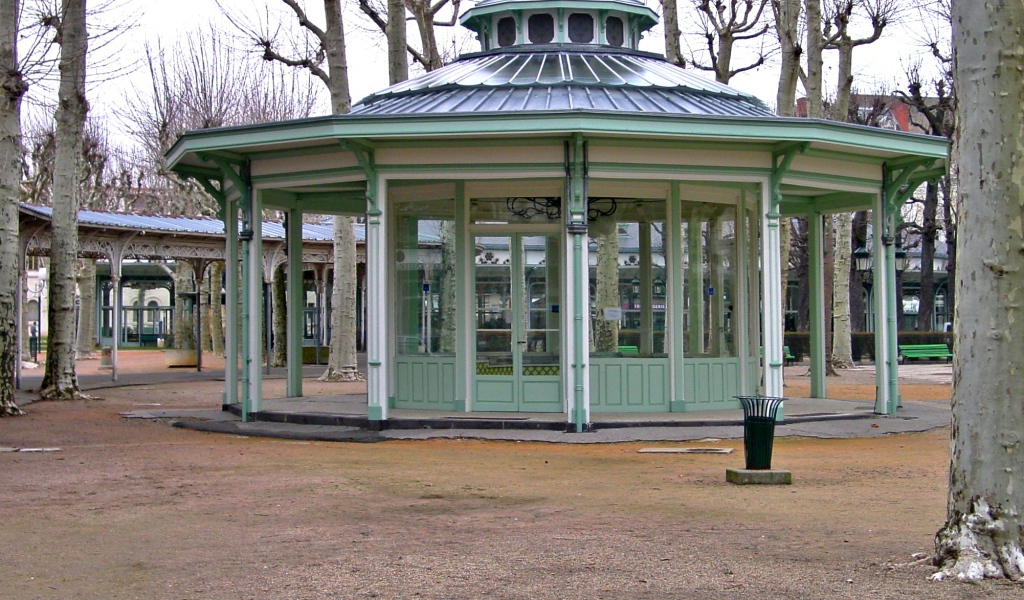 Беседка в парке в городе Виши, Франция