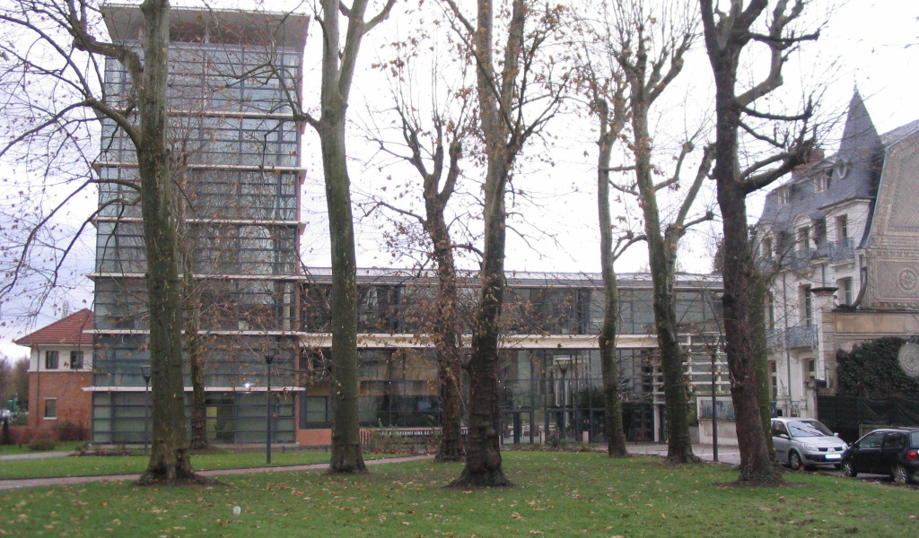 Стеклянное здание в городе Виши, Франция