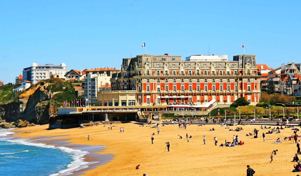 Золотой пляж на курорте Биарриц, Франция