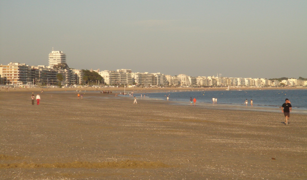 Золотой пляж на курорте Ла Боль, Франция