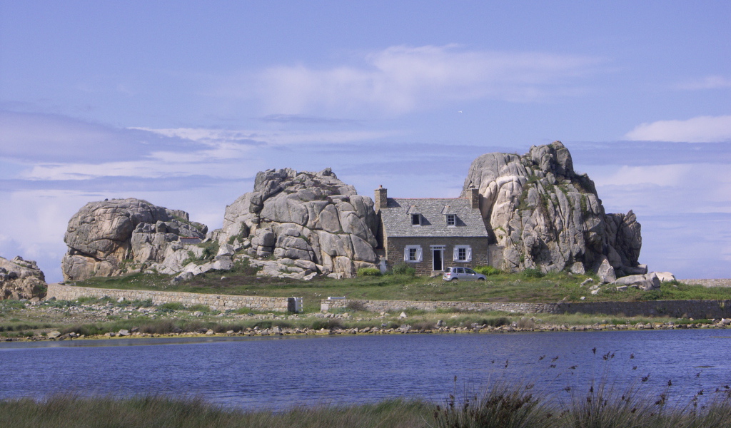 Дом среди скал в Бретань, Франция