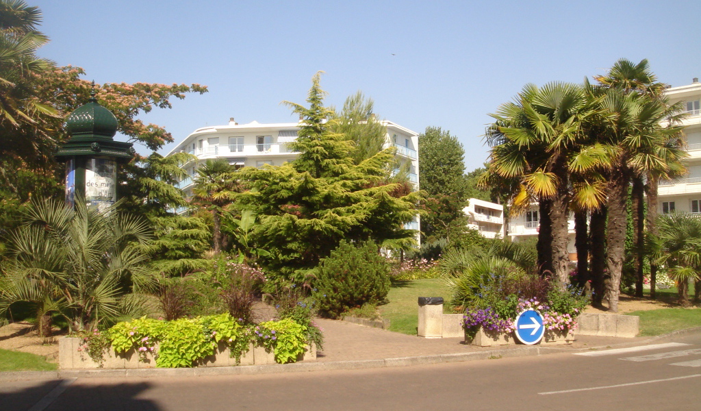 Дома в зелени на курорте Ла Боль, Франция