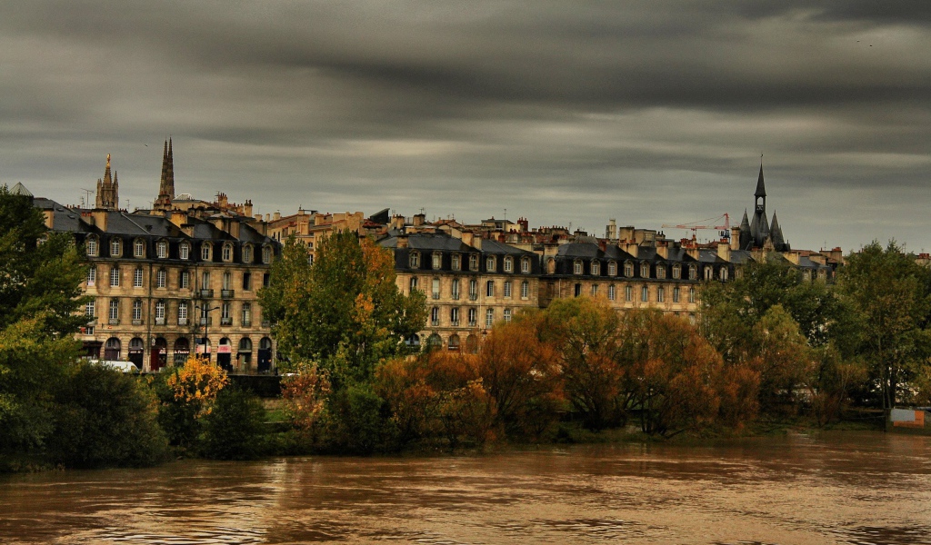Дома на набережной в Бордо, Франция
