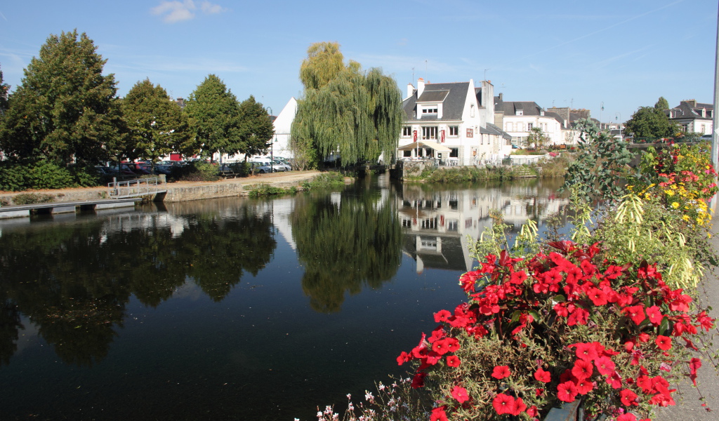 Озеро в городе в Бретань, Франция