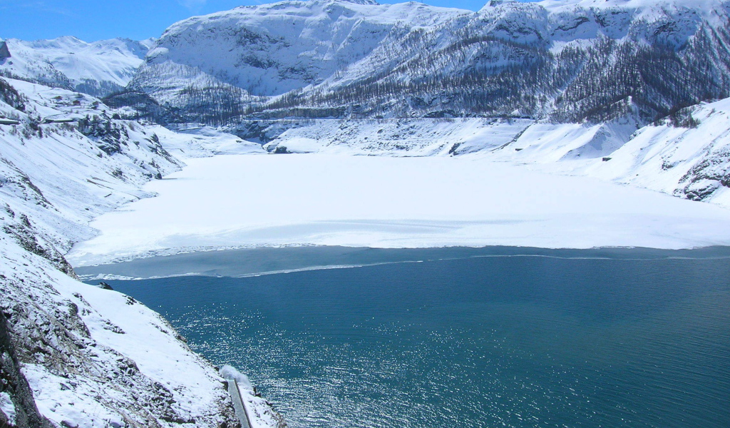 Озеро на горнолыжном курорте Тинь, Франция