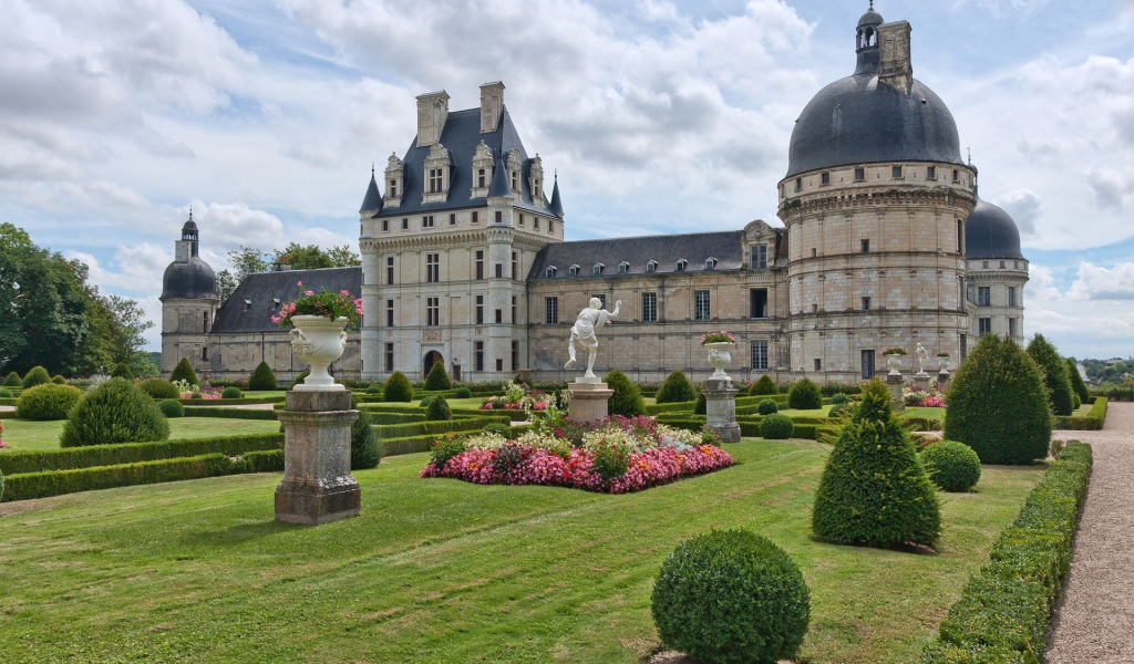 Лужайка перед замком в Луаре, Франция