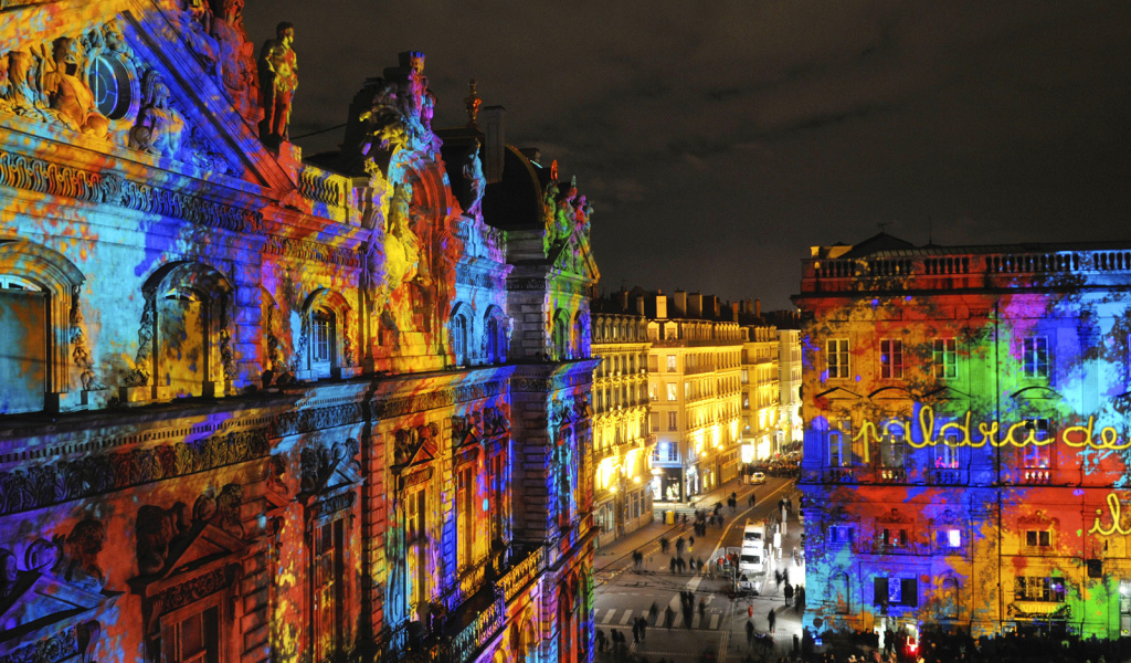 Подсветка зданий в городе Лион, Франция