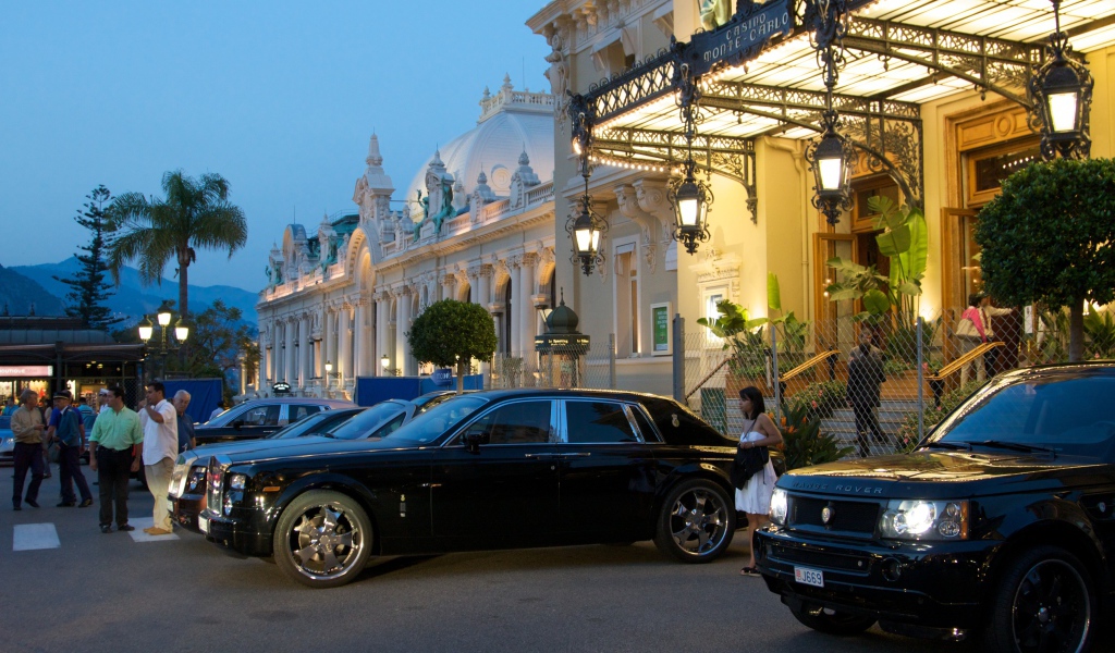 Дорогие автомобили у казино в Монте-Карло, Франция