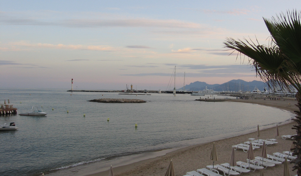 Пляж на курорте Мирамар Круести, Франция