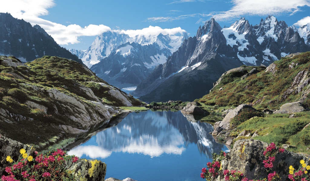 Горное озеро на курорте Шамони, Франция