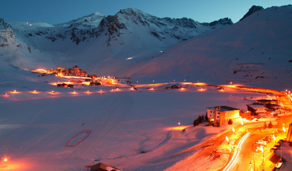 Ночное сияние на горнолыжном курорте Тинь, Франция