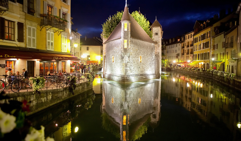 Ночные огни в городе Аннеси, Франция