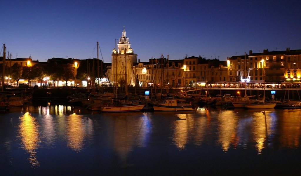 Ночные огни в городе Марсель, Франция