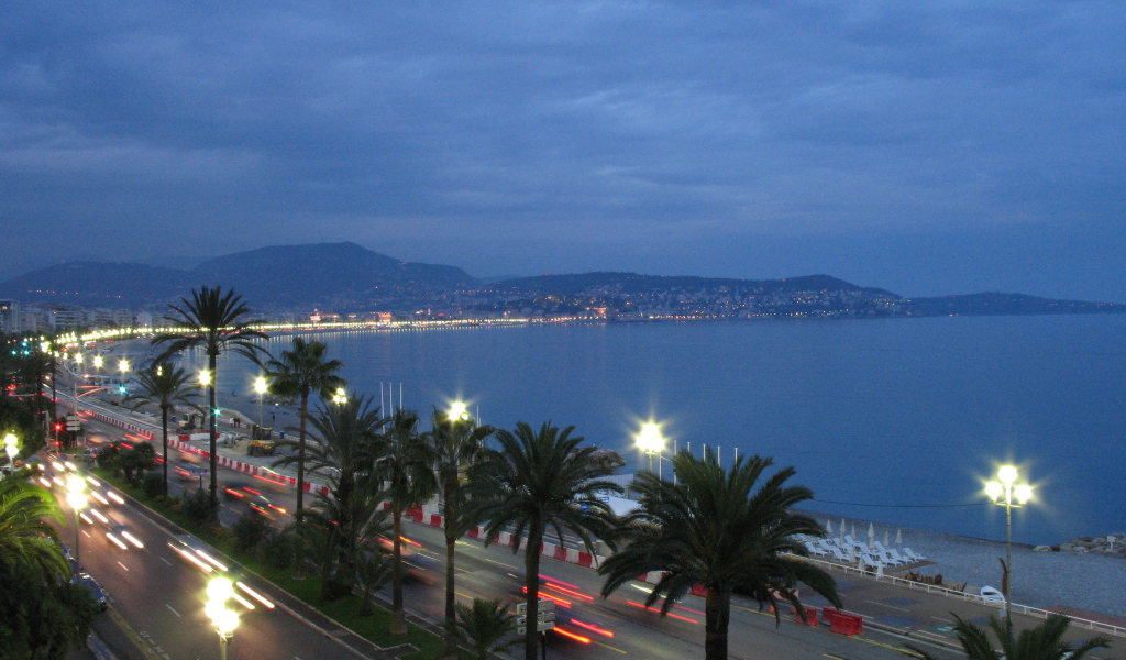 Ночные огни в городе Ницца, Франция