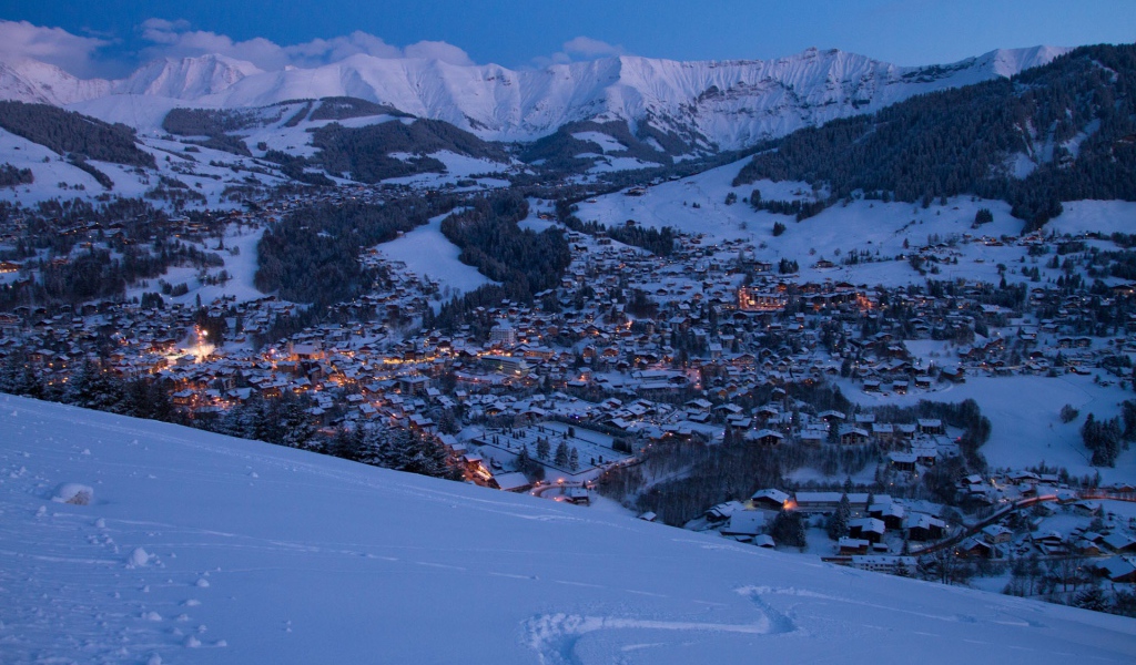 Ночные огни на горнолыжном курорте Межев, Франция