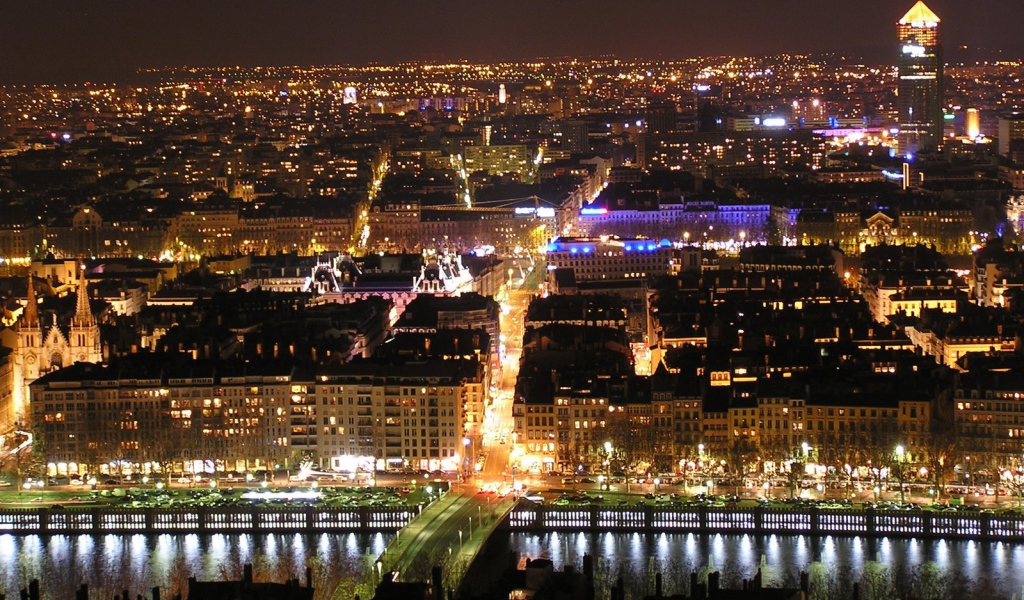 Ночная панорама в городе Лион, Франция