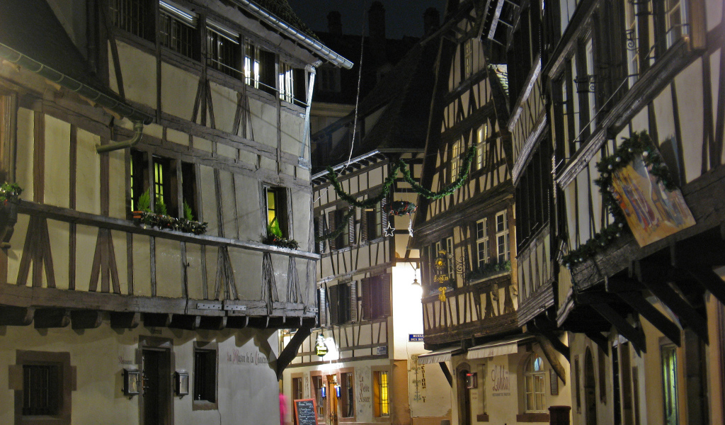 Ночная улица в городе Страсбург, Франция