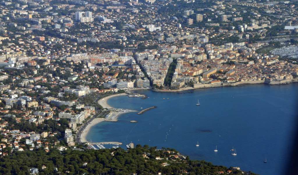 Панорама города на курорте Антибы, Франция