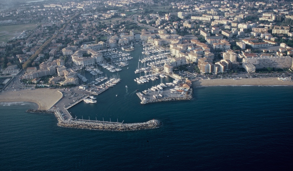 Панорама города на курорте Порт Де Фрежюс, Франция