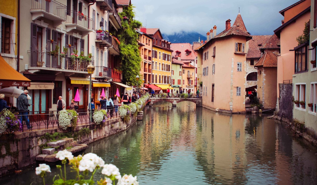 Живописный канал в городе Аннеси, Франция