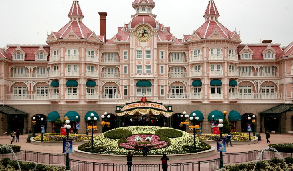 Розовый замок в Диснейленде, Франция