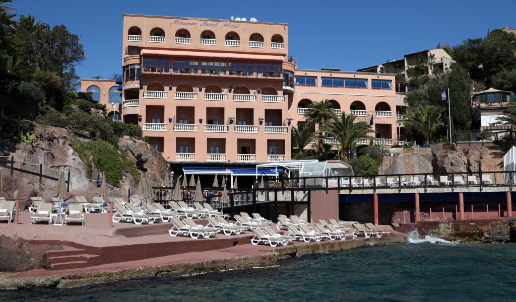 Розовый отель на курорте Мирамар Круести, Франция