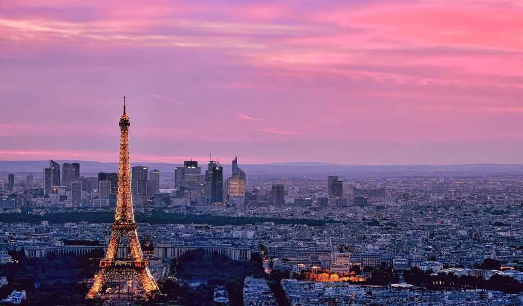 Розовый закат в Париже, Франция
